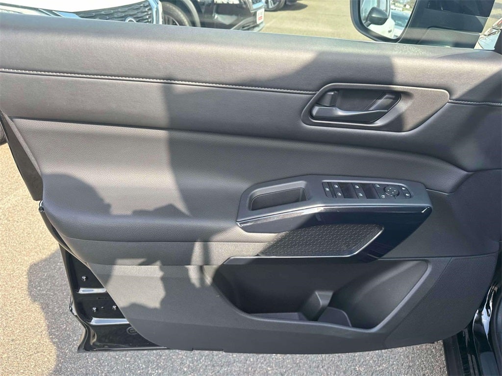 2025 Nissan Pathfinder S