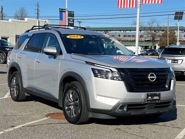 2023 Nissan Pathfinder SV