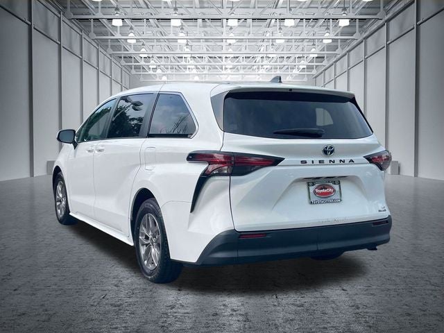 2022 Toyota Sienna LE 8 Passenger