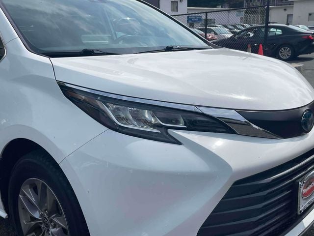 2022 Toyota Sienna LE 8 Passenger