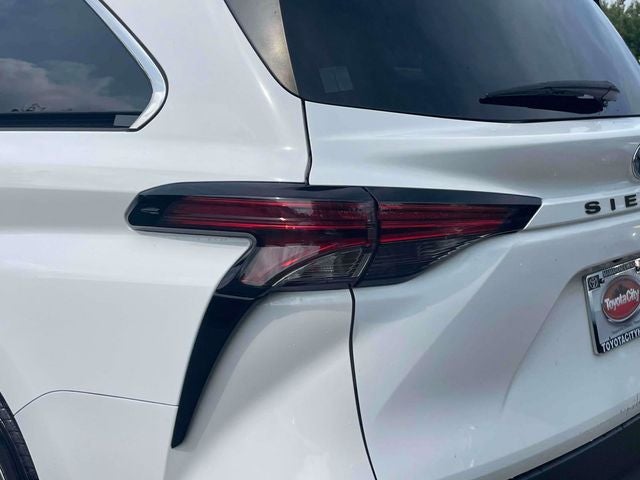 2022 Toyota Sienna LE 8 Passenger