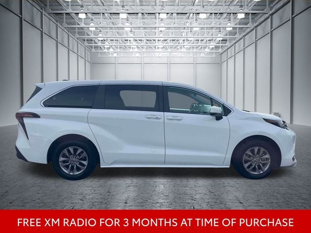 2022 Toyota Sienna LE 8 Passenger