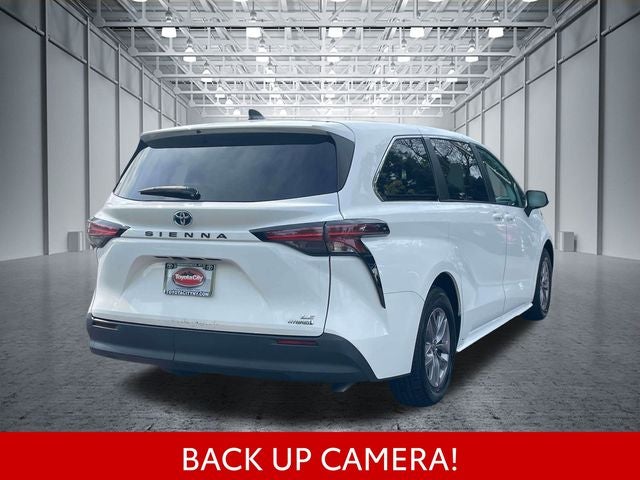 2022 Toyota Sienna LE 8 Passenger