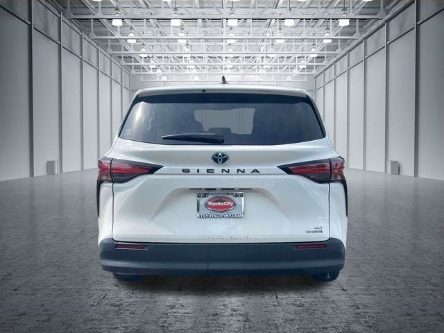 2022 Toyota Sienna LE 8 Passenger