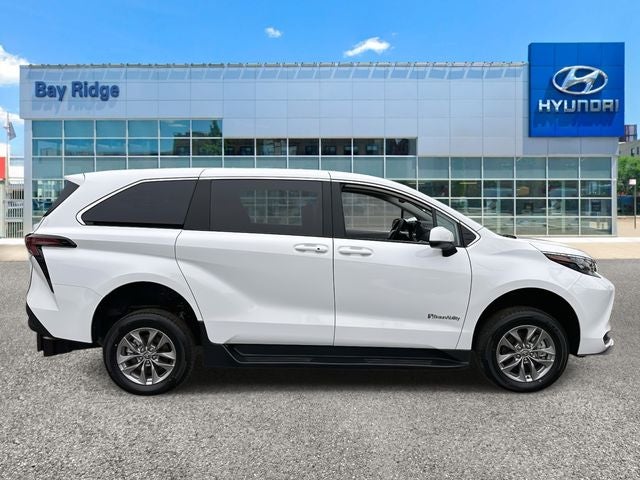 2025 Toyota Sienna LE 8 Passenger