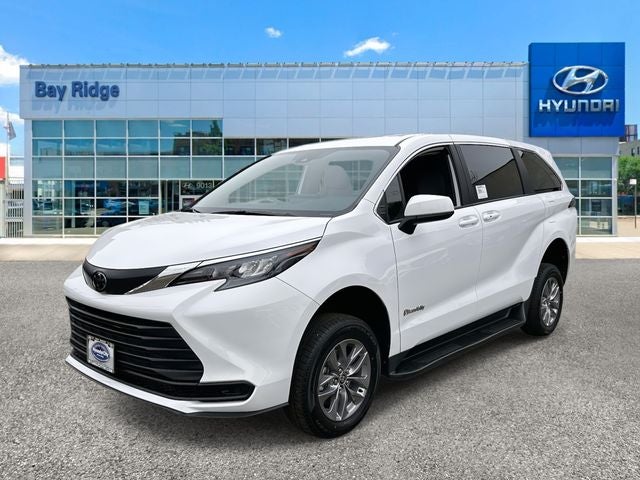 2025 Toyota Sienna LE 8 Passenger