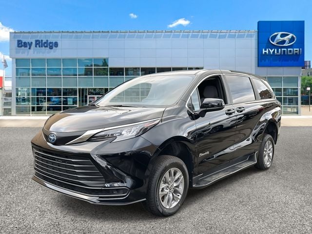 2026 Toyota Sienna LE Mobility 8 Passenger