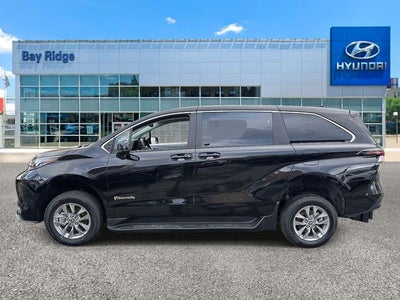 2025 Toyota Sienna Mobility LE 8 Passenger