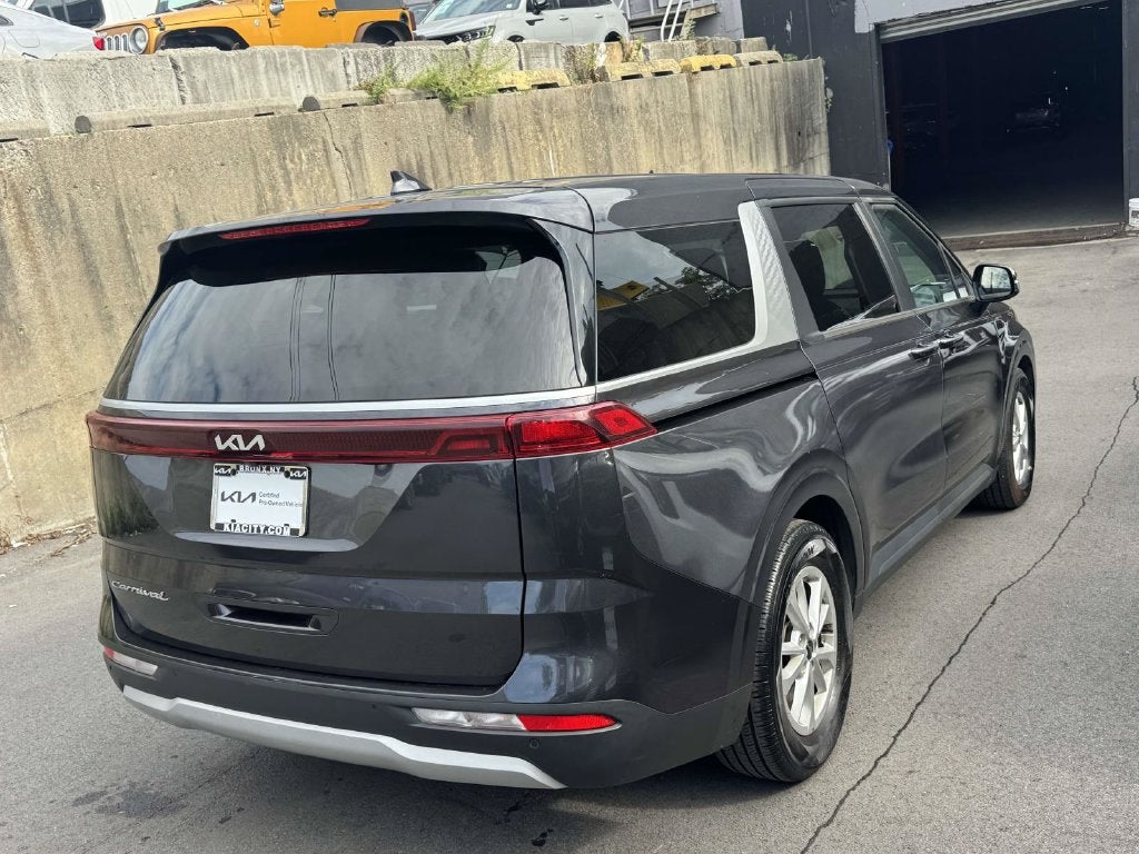 2022 Kia Carnival LX